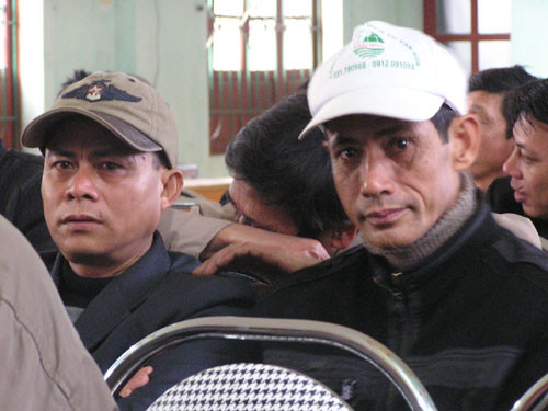 Ông Lê Thanh Liêm (đội mũ bên phải) khi nghe quyết định tạm đình chỉ chức vụ - Ảnh: Thế Dũng