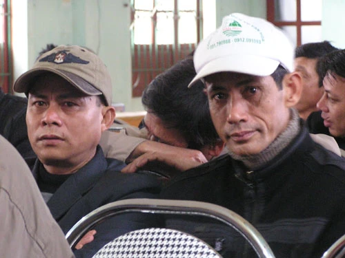 Ông Lê Thanh Liêm (đội mũ bên phải) khi nghe quyết định tạm đình chỉ chức vụ - Ảnh: Thế Dũng