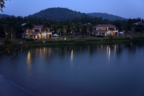 Hồ nước trong veo