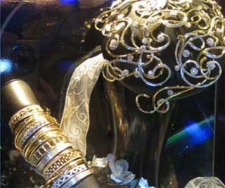 Nhẫn cưới của Lý Minh Thuận trong bộ Niềm hạnh phúc Bộ sưu tập Lãng mạn gồm bộ trang sức cài đầu 5 mảnh và , 50 vòng tay và một đôi khuyên tai. Khuyên tai từ bộ sưu tập Sợi dây tình yêu Nhẫn cưới của Lý Minh Thuận trong bộ Niềm hạnh phúc Bộ sưu tập Lãng mạn gồm bộ trang sức cài đầu 5 mảnh và , 50 vòng tay và một đôi khuyên tai. Khuyên tai từ bộ sưu tập Sợi dây tình yêu