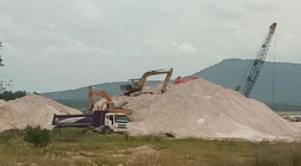 Bất lực nhìn 'cát tặc' lộng hành ảnh 1