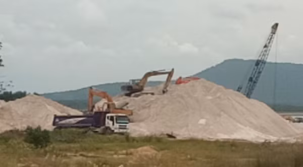 Bất lực nhìn 'cát tặc' lộng hành ảnh 1