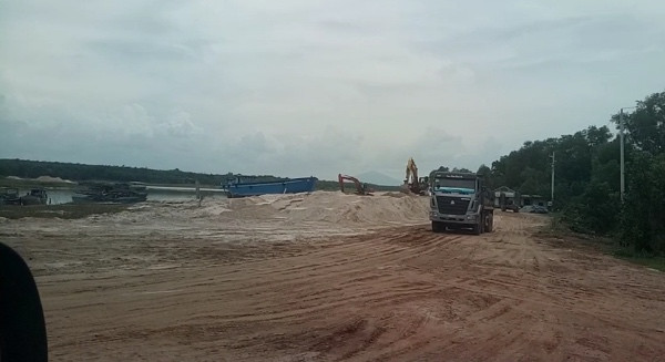 Bất lực nhìn 'cát tặc' lộng hành ảnh 2