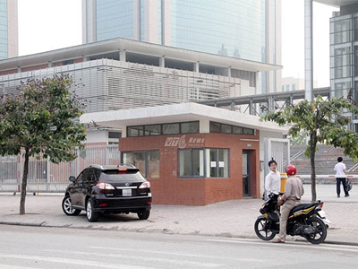 Ngay từ sáng sớm, phụ huynh chở con đến trường thi trên chiếc xe Lexus RX350 có giá gần 3 tỷ đồng