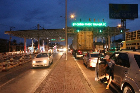 Trạm thu phí Cai Lậy hỗn loạn vì 'mưa tiền lẻ' ảnh 1