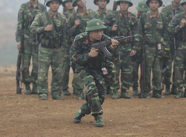 Sao nhập ngũ: Khắc Việt lội bùn hái rau cần ảnh 2