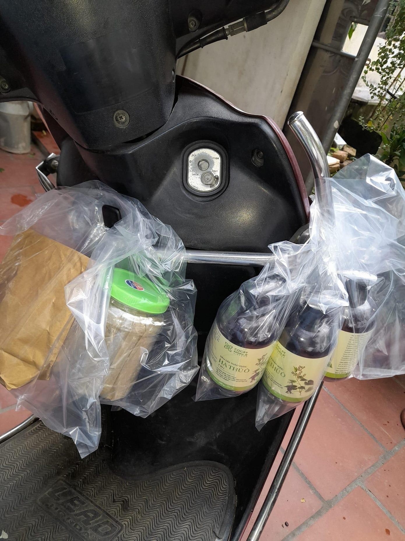 Sau giờ dạy giáo viên đi may thuê, đi ship hàng Sau giờ dạy giáo viên đi may thuê, đi ship hàng