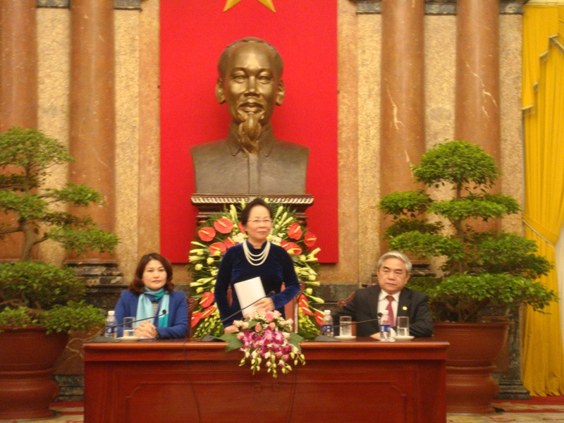 Phó Chủ tịch nước Nguyễn Thị Doan trao đổi với các tài năng trẻ trong lĩnh vực khoa học công nghệ. Ảnh Bảo Linh