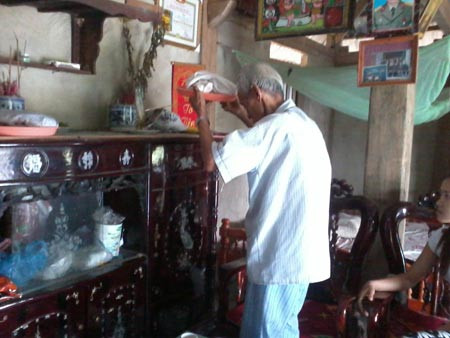 Ông Nhã đang làm “nèm” yêu cho một đôi vợ chồng giận nhau bằng áo của chính họ