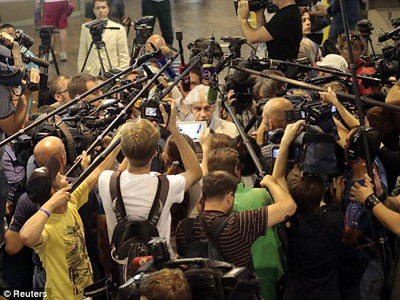 Luật sư Nga Genri Reznik trong vòng vây báo chí sau cuộc gặp gỡ với Snowden