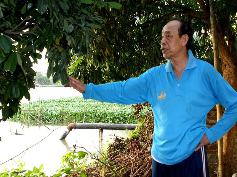 Hệ thống ống lấy nước sau nhà ông Công của Xí nghiệp nước sạch số 1. Ảnh Minh Đức