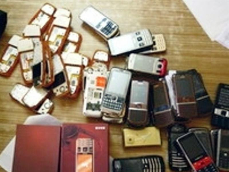 Điện thoại di động lậu bị bắt ở Hải quan Cổng B. Ảnh: Vinh Nguyễn