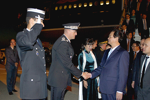 Lãnh đạo Vụ Lễ tân, Bộ Ngoại giao Pháp, đón Thủ tướng và Phu nhân, cùng đoàn cấp cao Việt Nam. Ảnh: VGP/Nhật Bắc