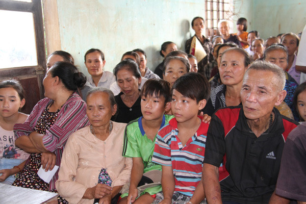 Đông Đảo bà con vùng cồn bãi sông Gianh (Quảng Bình) đến nhận quà do đoàn công tác trao tặng