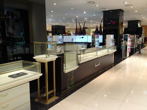 Cửa hàng thời trang phải đóng cửa vì ế ẩm