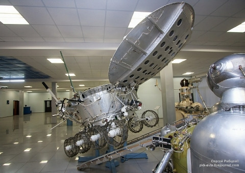 Phần bụng của chiếc xe giúp bảo vệ các thiết bị bên trong trước tác động của môi trường, với độ dày 10cm cách nhiệt 