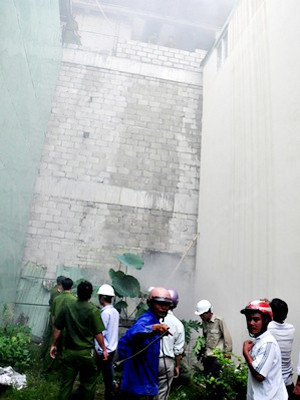 Phía bên hông khu vực đang xây dựng, khói bốc ra nghi ngút