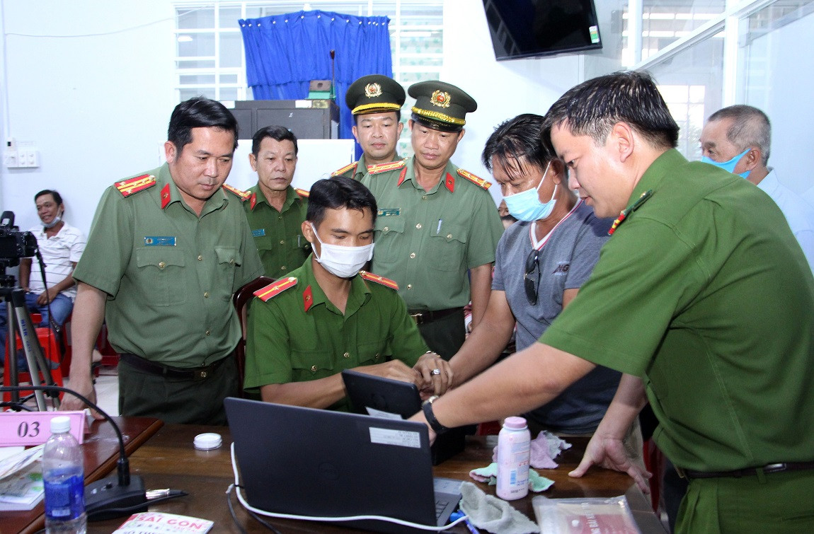 Công an tỉnh An Giang: “Đi từng ngõ, gõ từng nhà”, trắng đêm để cấp CCCD ảnh 2