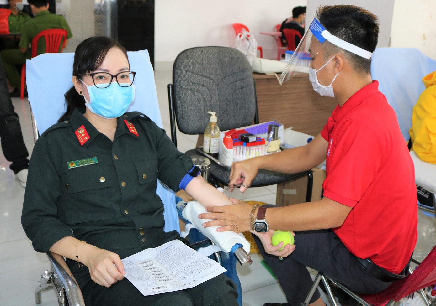 Những 'bóng hồng' mạnh mẽ trong Ngày hội hiến máu Chủ nhật Đỏ ảnh 4