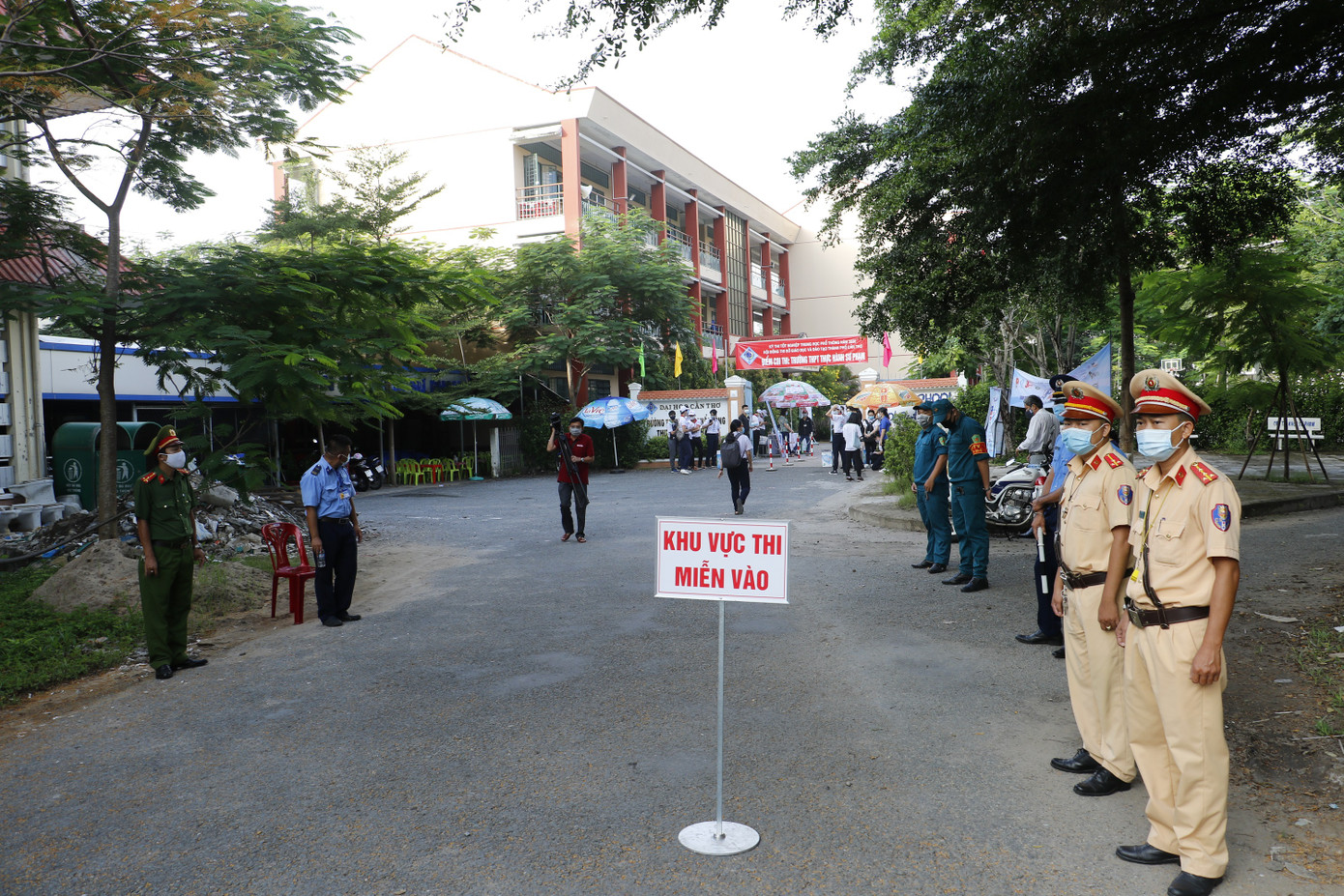 Thí sinh thi xong môn Toán THPT: Đề không bất ngờ, cập nhật giải đề tại đây ảnh 87