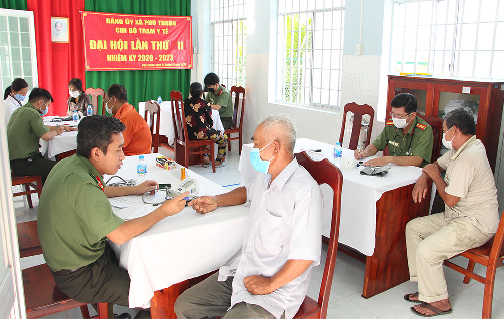 Công an tỉnh An Giang khám bệnh, hớt tóc miễn phí cho người nghèo ảnh 2