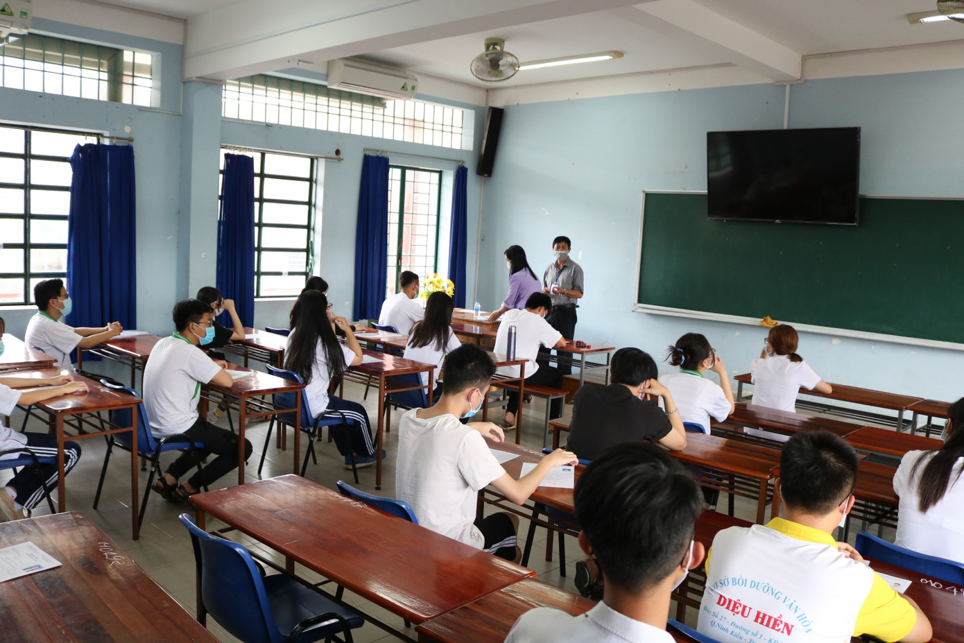 Gần 900.000 sỹ tử khẩu trang kín bưng làm thủ tục thi tốt nghiệp THPT ảnh 2