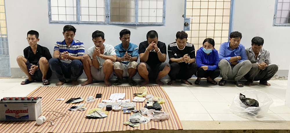 Nhiều người tháo chạy khi công an đột kích sới bạc ảnh 1