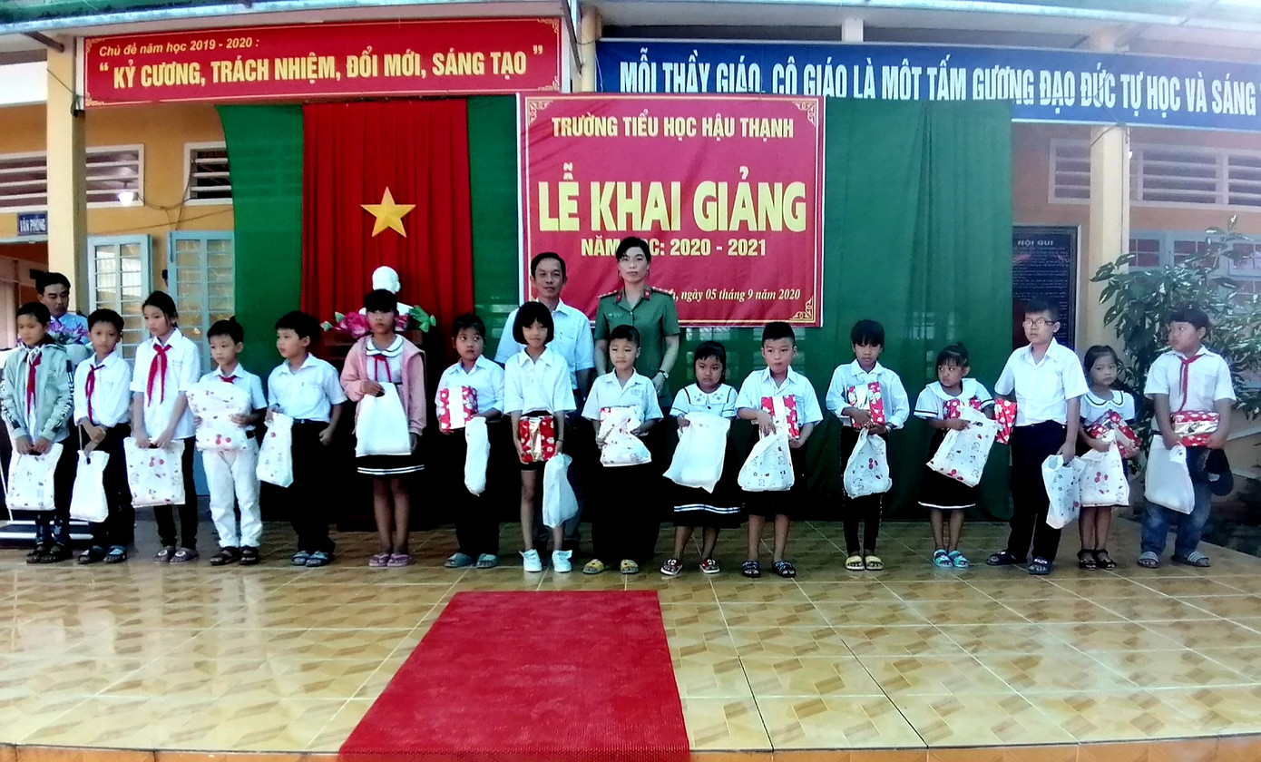 Lễ khai giảng đặc biệt trong mùa COVID-19: Nơi trực tuyến, nơi khai giảng trong lớp học ảnh 9