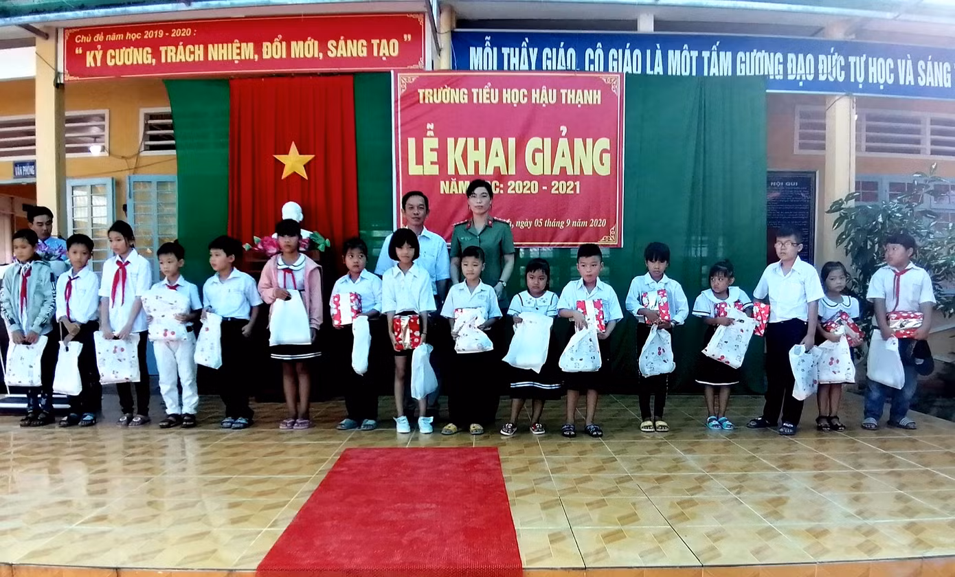 Lễ khai giảng đặc biệt trong mùa COVID-19: Nơi trực tuyến, nơi khai giảng trong lớp học ảnh 9