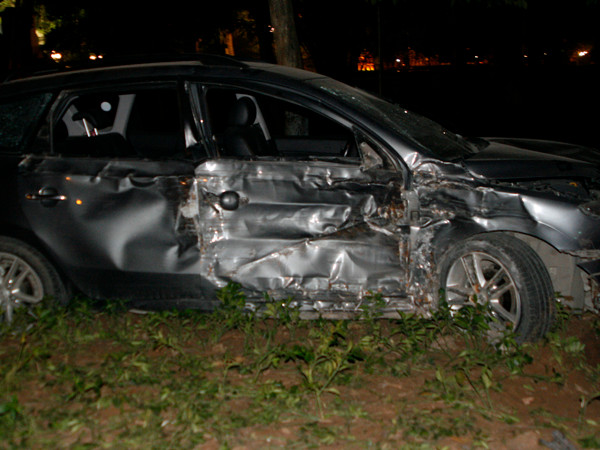 Chiếc Hyundai i 30, suýt lao xuống hồ