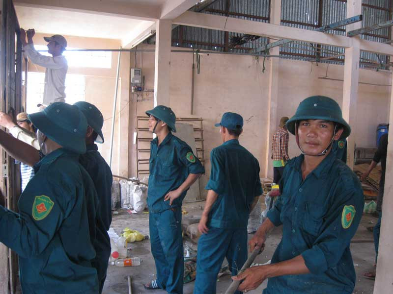 Lực lượng chức năng giúp bà con tháo dỡ nhà