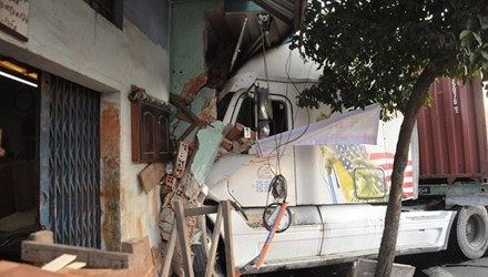 BẢN TIN ATGT: Ô tô lấn làn đâm người văng lên trời ảnh 2