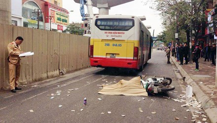 BẢN TIN ATGT: Ô tô lấn làn đâm người văng lên trời ảnh 1