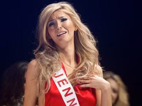 Jenna Talackova xúc động khi được xướng tên lọt vào top 12 Miss Universe Canada 2012
