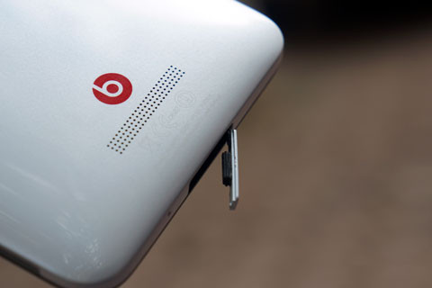 Cả nắp sim và nắp cắm sạc đều thiết kế chống nước kín kẽ