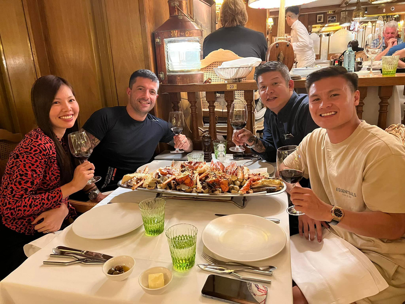 Quang Hải và người đại diện dùng bữa tối tại Barcelona. Ảnh: FBNV Quang Hải và người đại diện dùng bữa tối tại Barcelona. Ảnh: FBNV