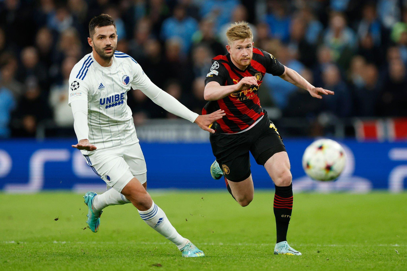 Man City giành vé sớm đi tiếp ở Champions League