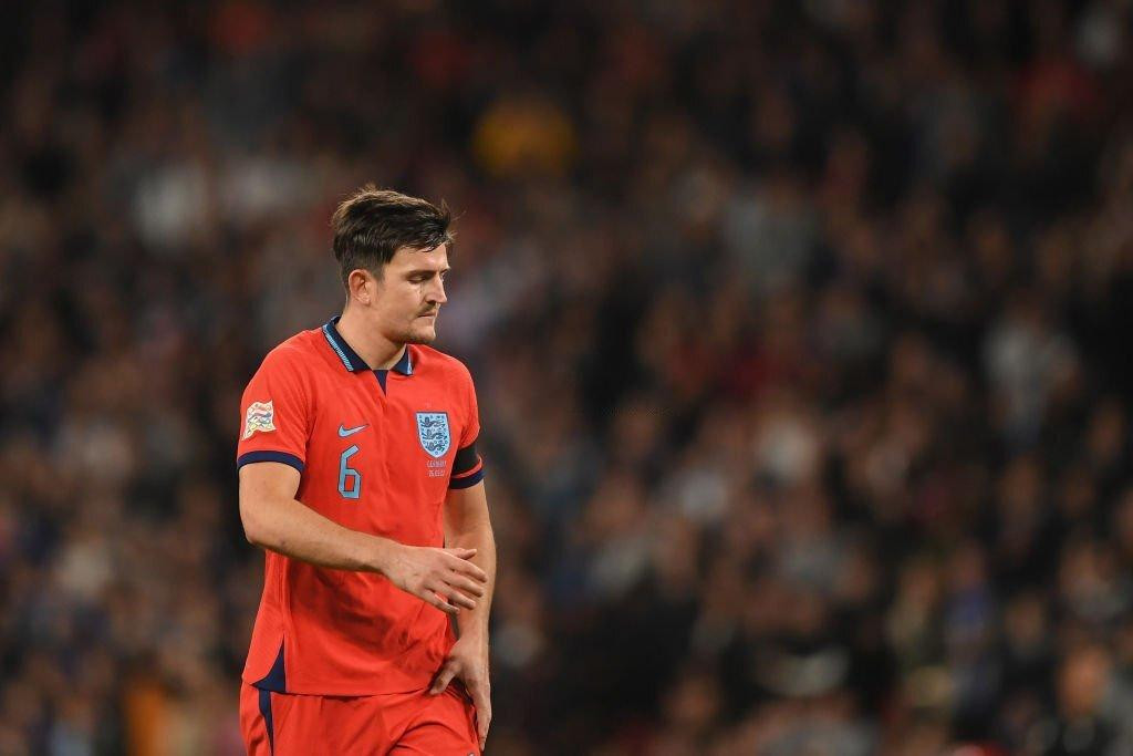 Maguire cúi mặt rời Wembley