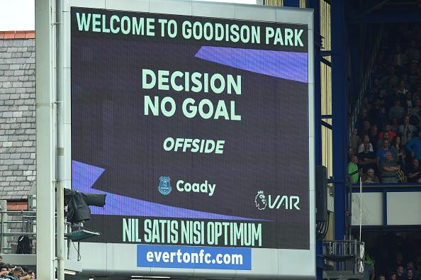 VAR cứu cho Liverpool một bàn thua