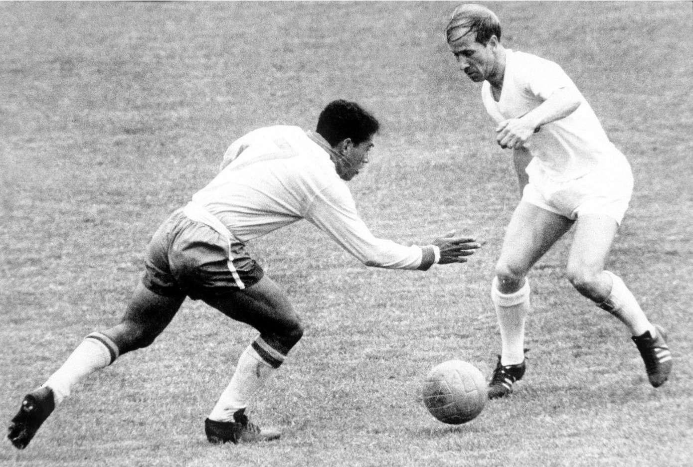 Garrincha vượt qua huyền thoại bóng đá Anh, Bobby Charlton