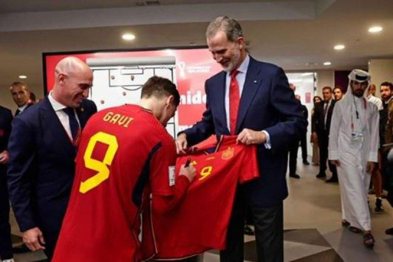 Gavi ký tặng nhà vua Tây Ban Nha