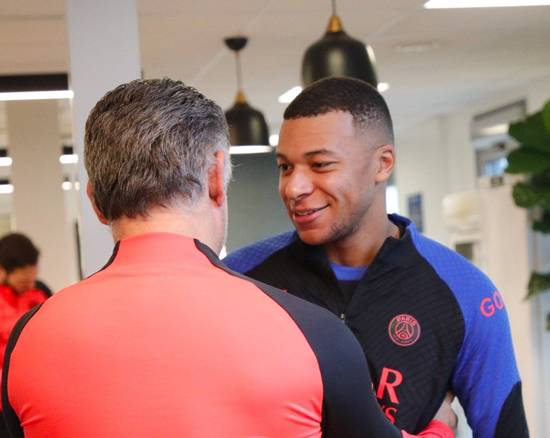 Mbappe chào hỏi HLV PSG Mbappe chào hỏi HLV PSG