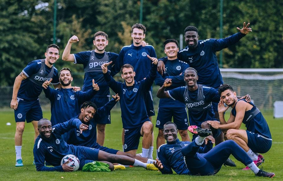 Quang Hải và các đồng đội ăn mừng chiến thắng trên sân tập. Ảnh: Pau FC Quang Hải và các đồng đội ăn mừng chiến thắng trên sân tập. Ảnh: Pau FC