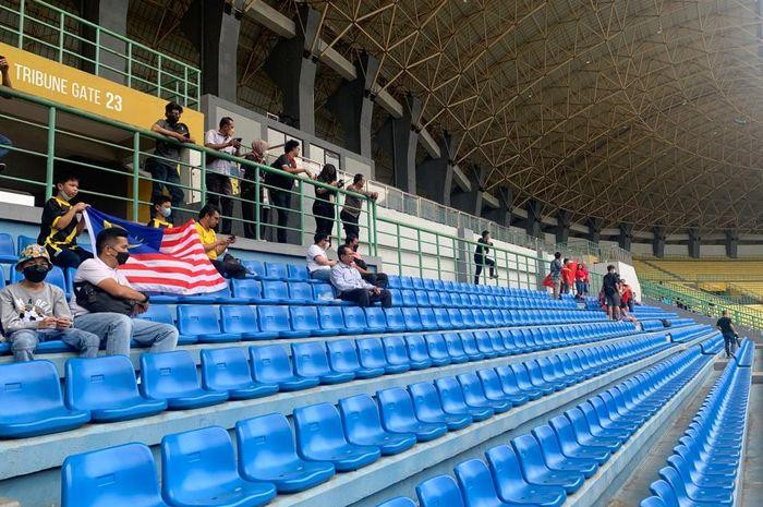 Số khán giả ít ỏi đến sân xem U19 Việt Nam thi đấu với U19 Malaysia. Ảnh: Bola Sport