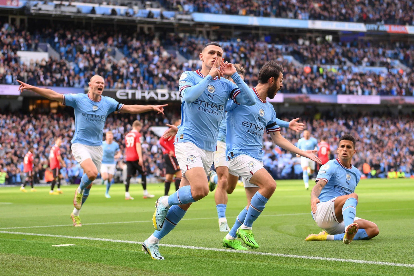Man City đánh bại MU 6-3 trong cơn mưa bàn thắng ở derby thành Manchester ảnh 7