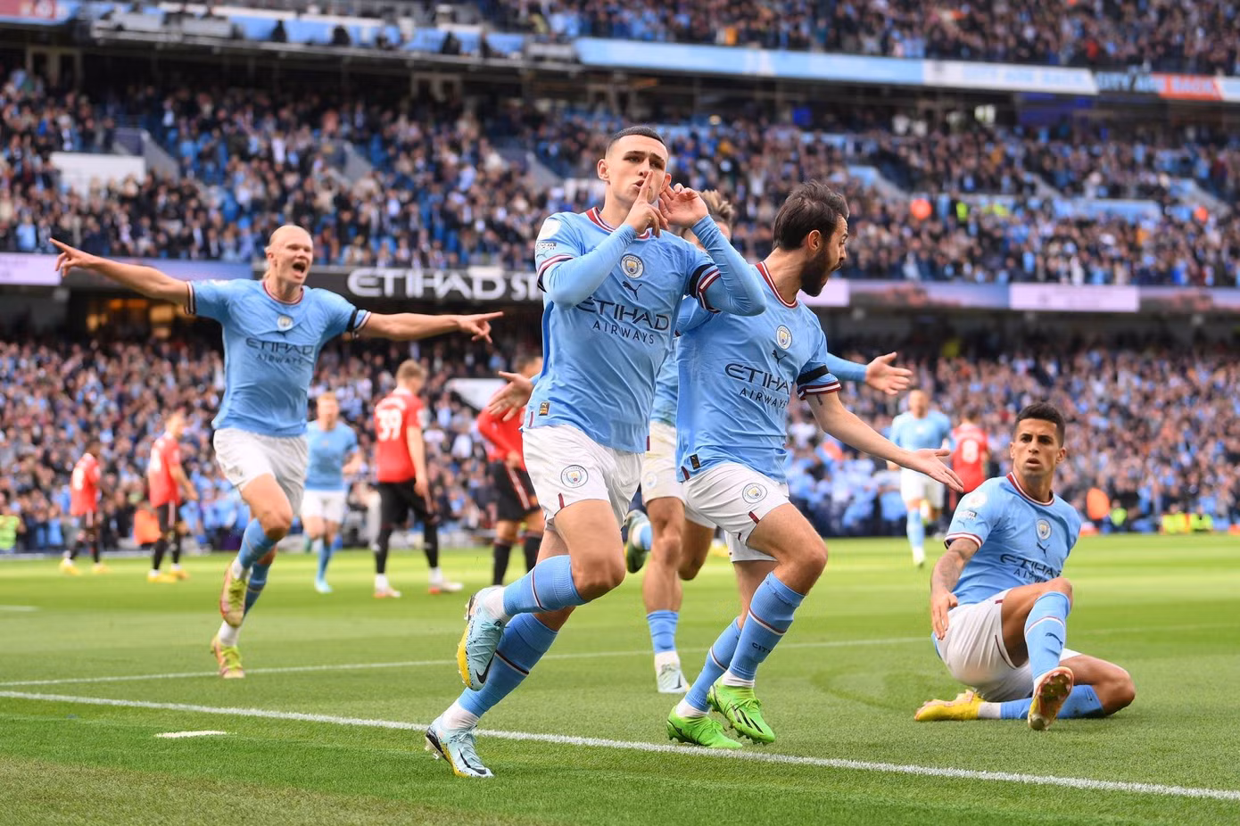 Man City đánh bại MU 6-3 trong cơn mưa bàn thắng ở derby thành Manchester ảnh 7
