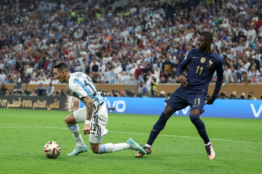 Tình huống Dembele phạm lỗi khiến tuyển Pháp bị thổi phạt đền. Tình huống Dembele phạm lỗi khiến tuyển Pháp bị thổi phạt đền.