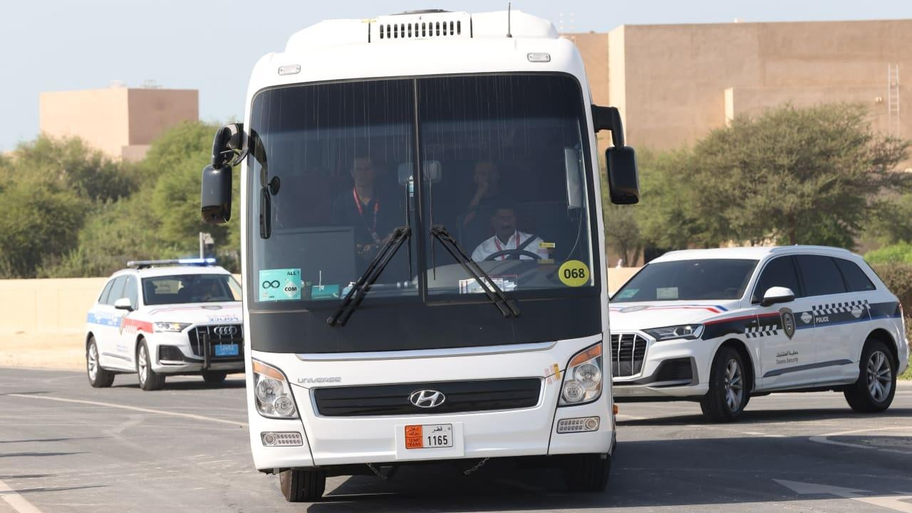 Các thành viên tuyển Đức lên xe ra sân bay về nước Các thành viên tuyển Đức lên xe ra sân bay về nước