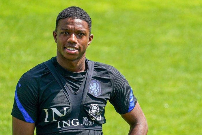 Tyrell Malacia sẽ trở thành tân binh đầu tiên của MU