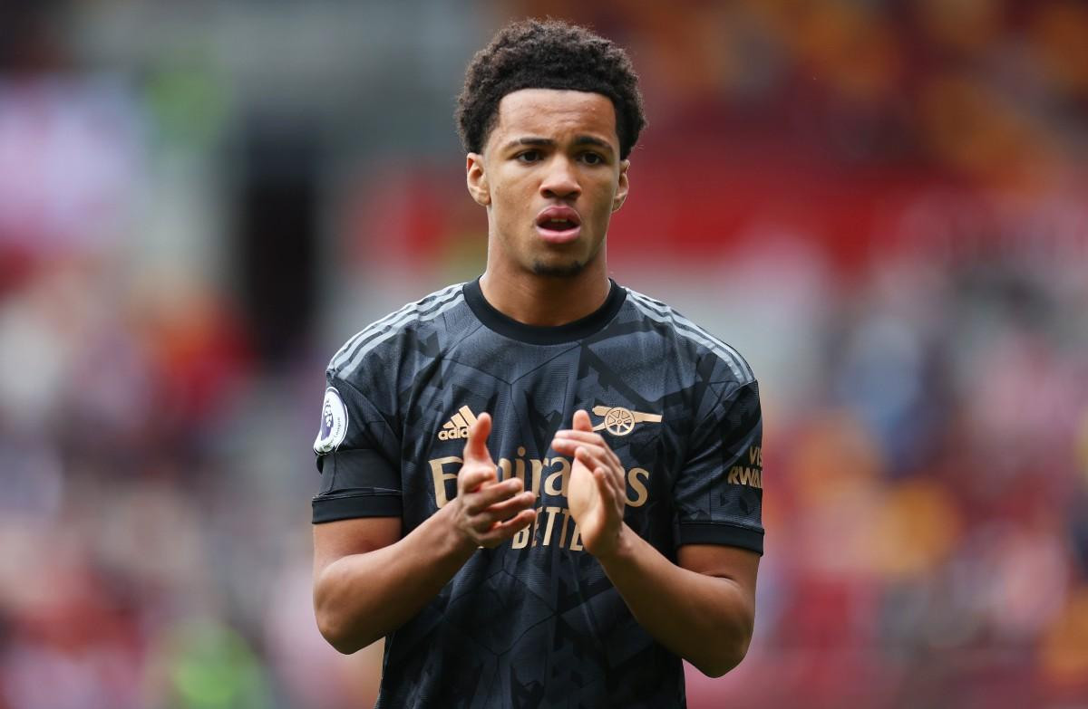 Ethan Nwaneri chào người hâm mộ Arsenal sau trận đấu với Brentford Ethan Nwaneri chào người hâm mộ Arsenal sau trận đấu với Brentford